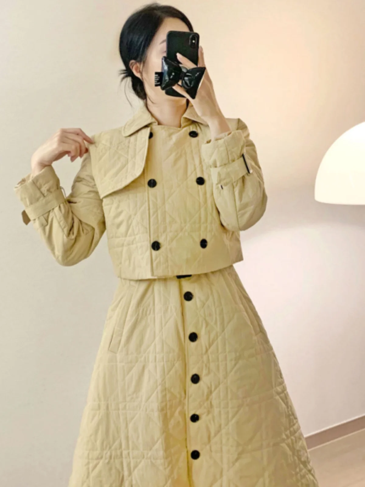 طقم نسائي عصري من قطعتين يتكون من سترة قطنية وفستان بتصميم كلاسيكي مع أزرار وأكمام طويلة مثالي لموسم الخريف