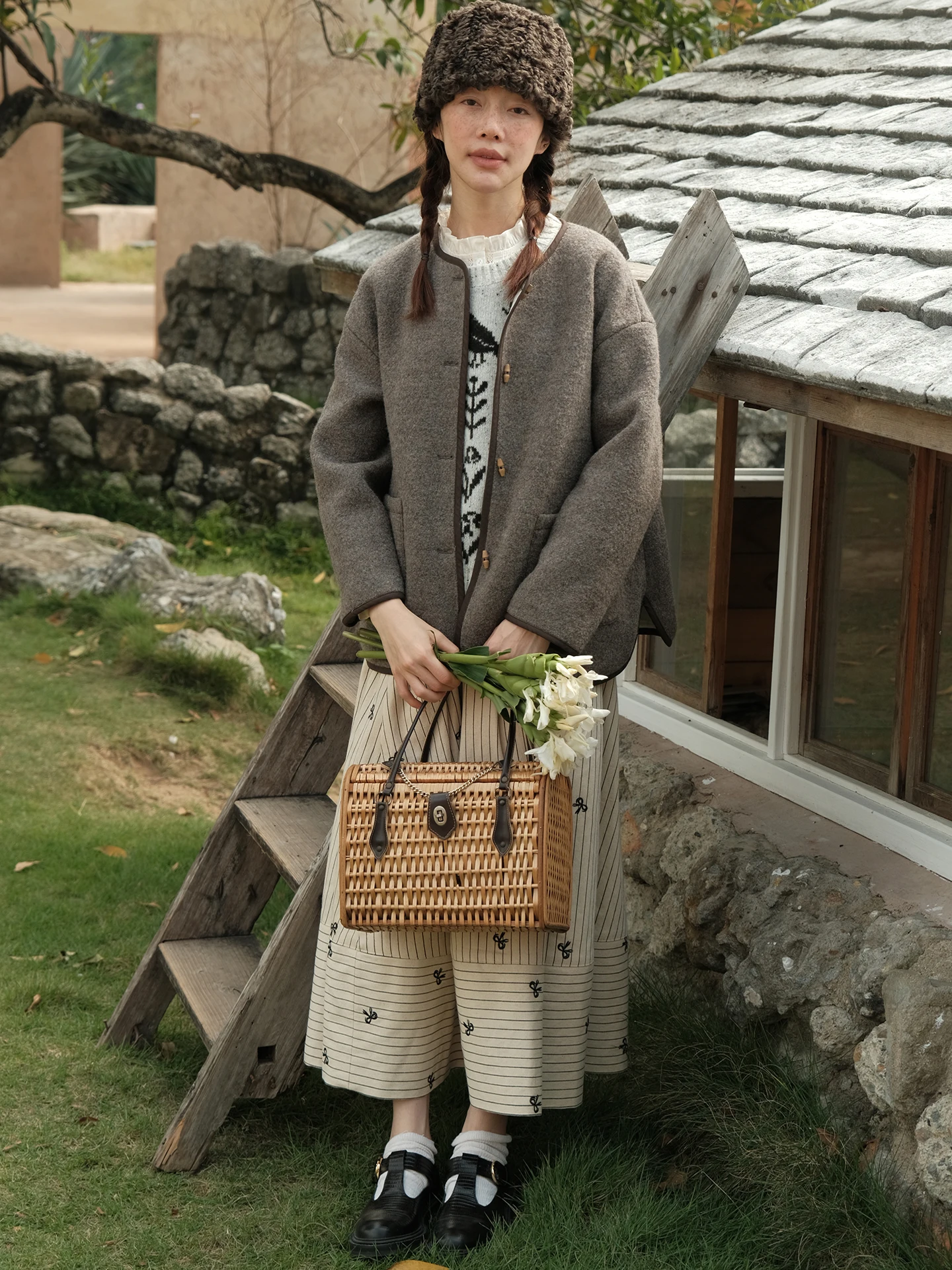 

MintCheese "Little izzly" Full Wool Horn Button Artistic Warm Medium Length Coat Ele Retro Sle Women's Woolen Jaet