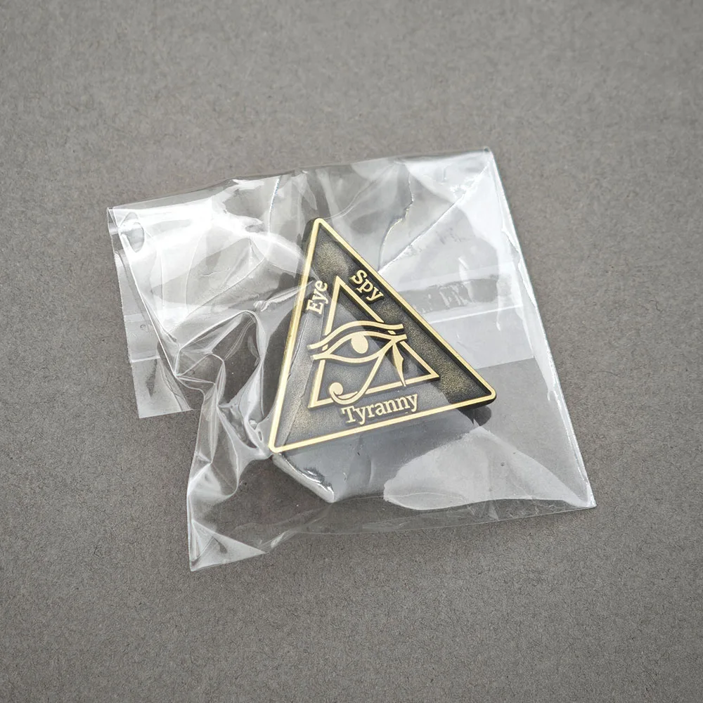 Antike ägyptische Brosche mit dem Horusauge, goldene Pyramide, dreieckiges Abzeichen, Metall-Reversnadel, mystisches, esoterisches Amulett, Schmuckgeschenk für Freunde. – Detail 9