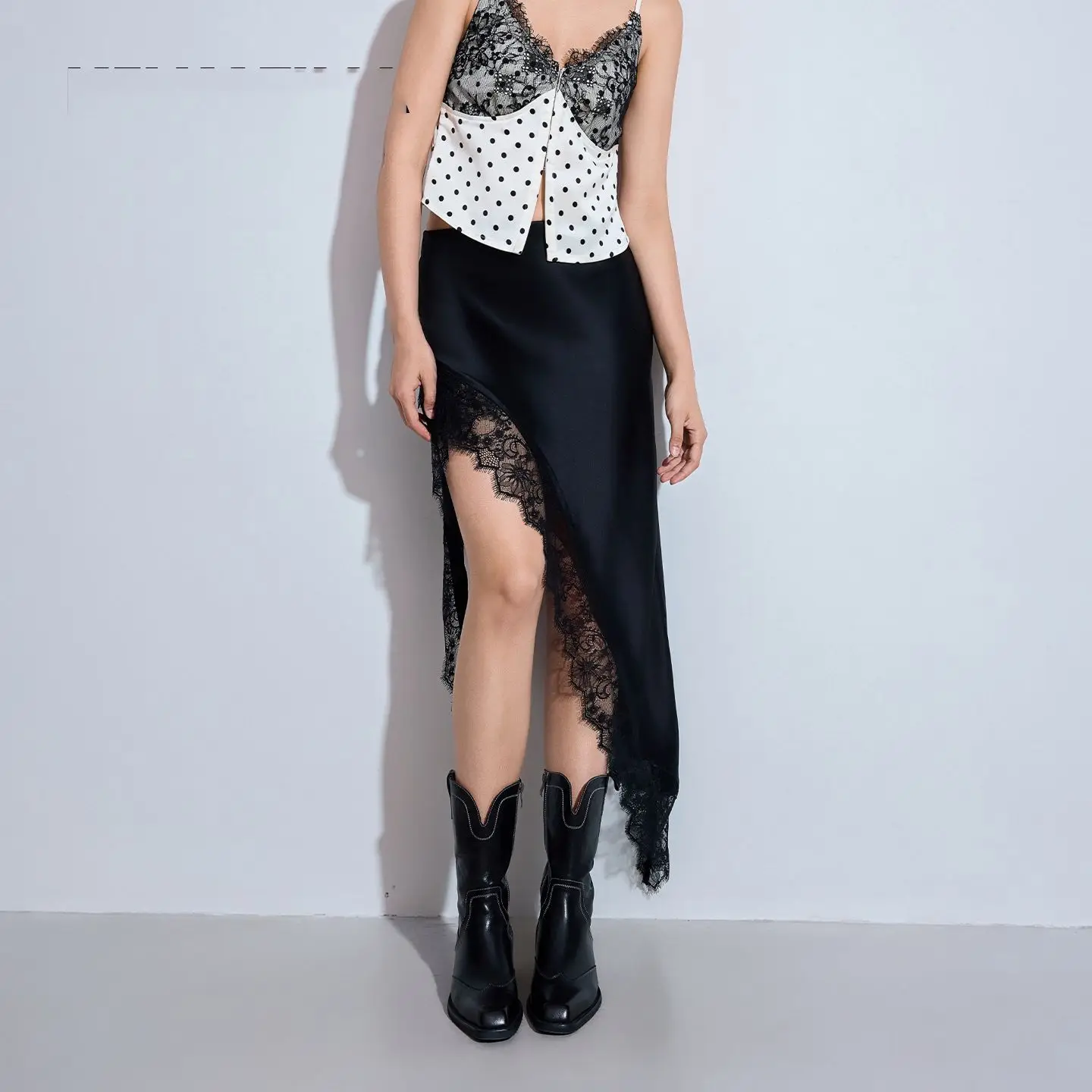 Spódnica damska w stylu francuskim na jesień 2025, z koronkowymi wstawkami, jednolita, o kroju litery A, modna, asymetryczna, z wysokim stanem, odzież damska.