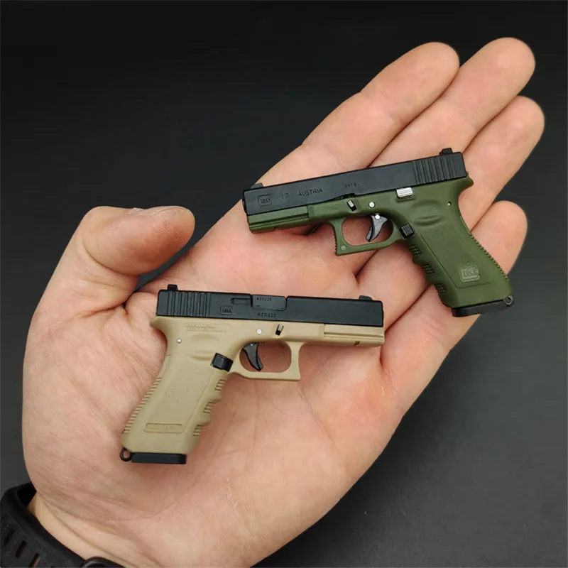 1:3 GLOCK Shell Eject Metal Keychain Model Toy Gun Miniature Alloy Pistol Collection Toy Gift Pendant