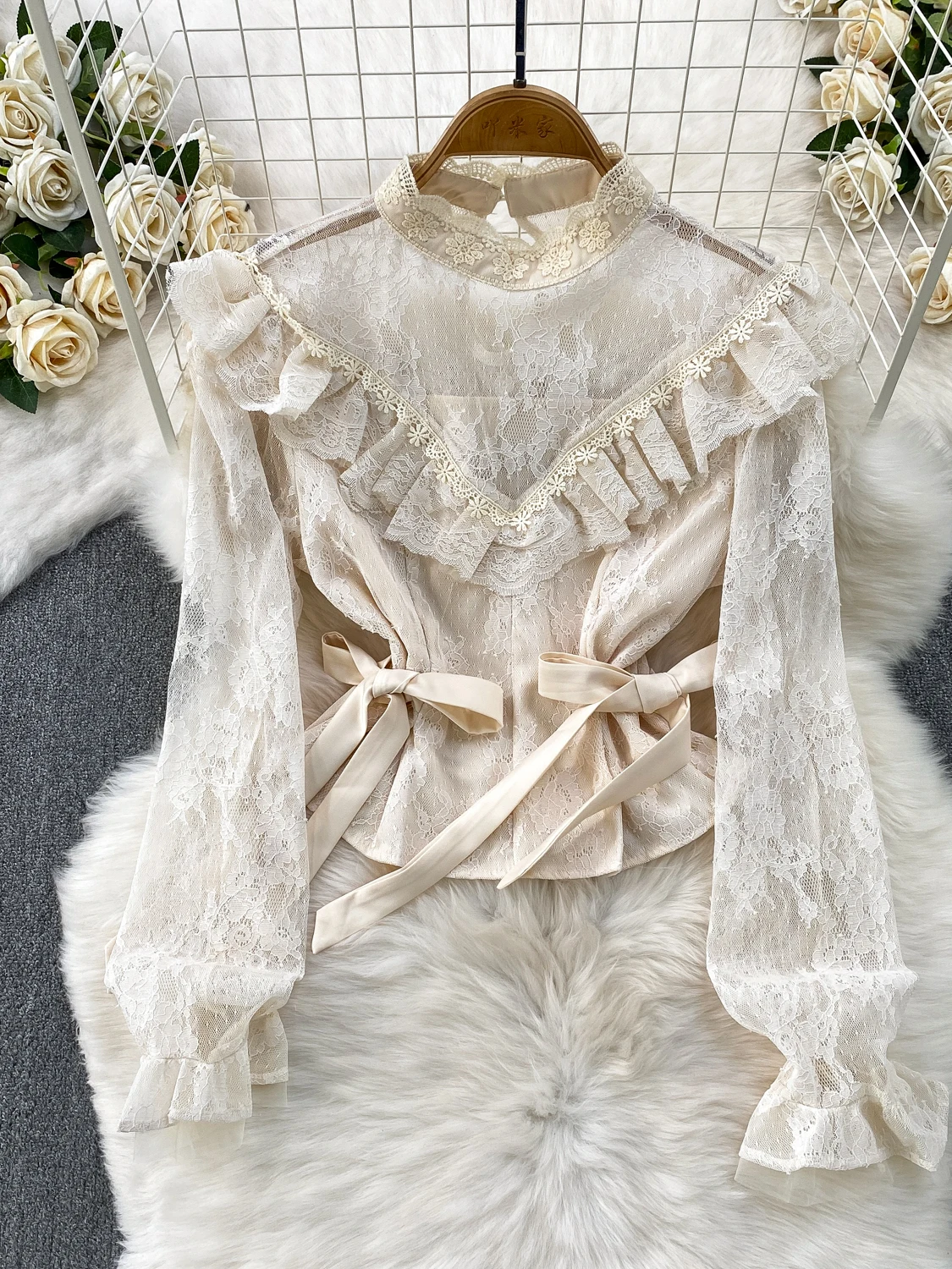 

Женская летняя блузка с кружевом и узлом, приталенная, в корейском стиле, с молодежным подолом, базовая модель, визуально стройнящая фигуру.