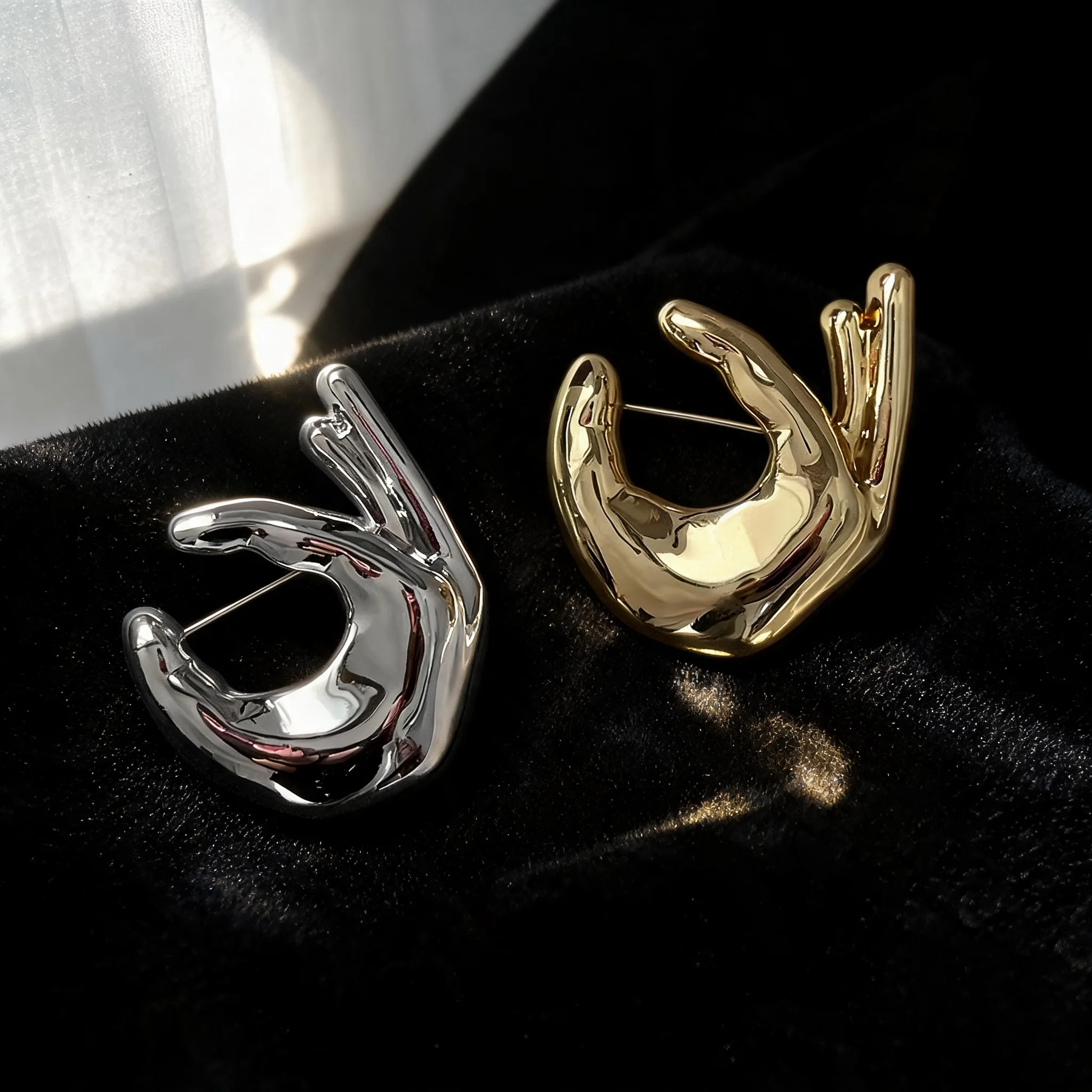 Modern Finger-Shaped Metal Brooch, Featuring A High-Gloss Mirror Finish In Silver And Gold, Perfect For Unisex Suit Jackets