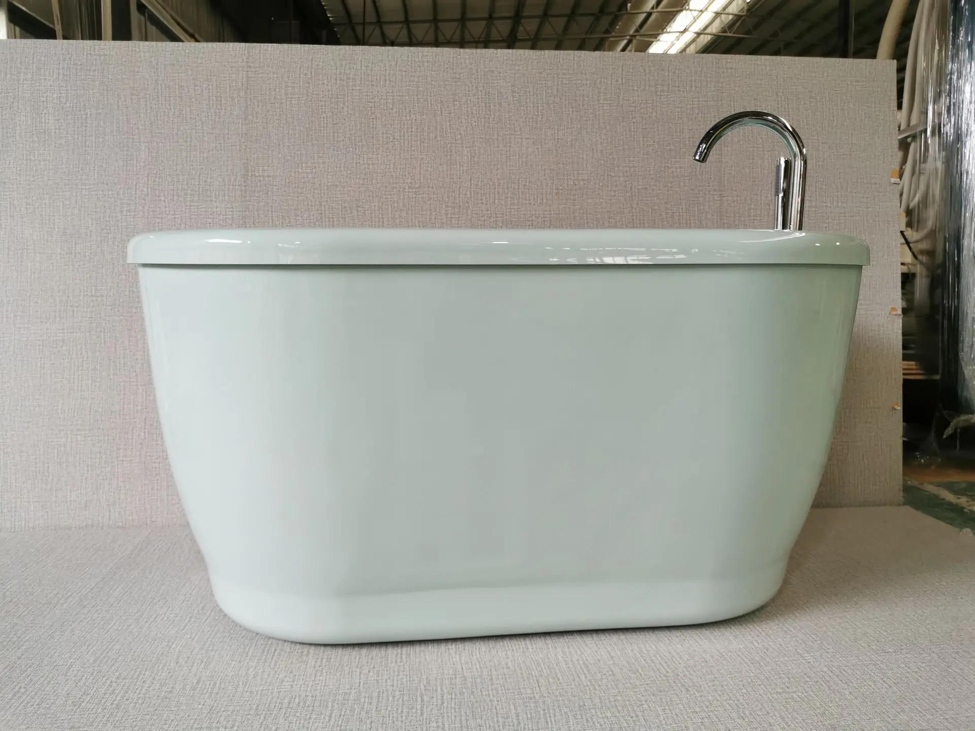Moderne Acrylbadewanne für kleine Wohnungen