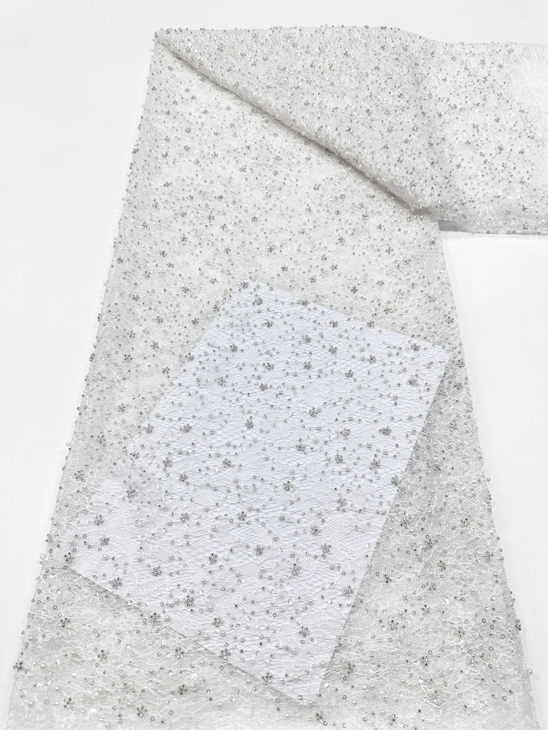 Luxuriöser Pailletten-Spitzens – Embroidery Net Fabric Bewertung und Preis