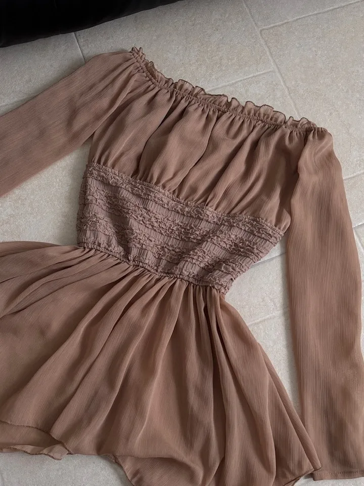 

Элегантная шифоновая блузка с открытыми плечами, приталенным силуэтом и длинными рукавами, средней длины, для повседневной носки летом для молодых женщин.