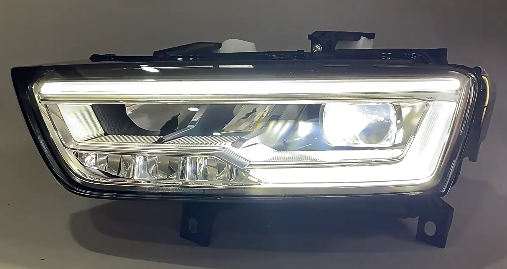 Clrak AutomobileAuto аксессуары, оригинальные автомобильные фары высокого качества, подходящие для передних фар Q3, матричные светодиодные фары