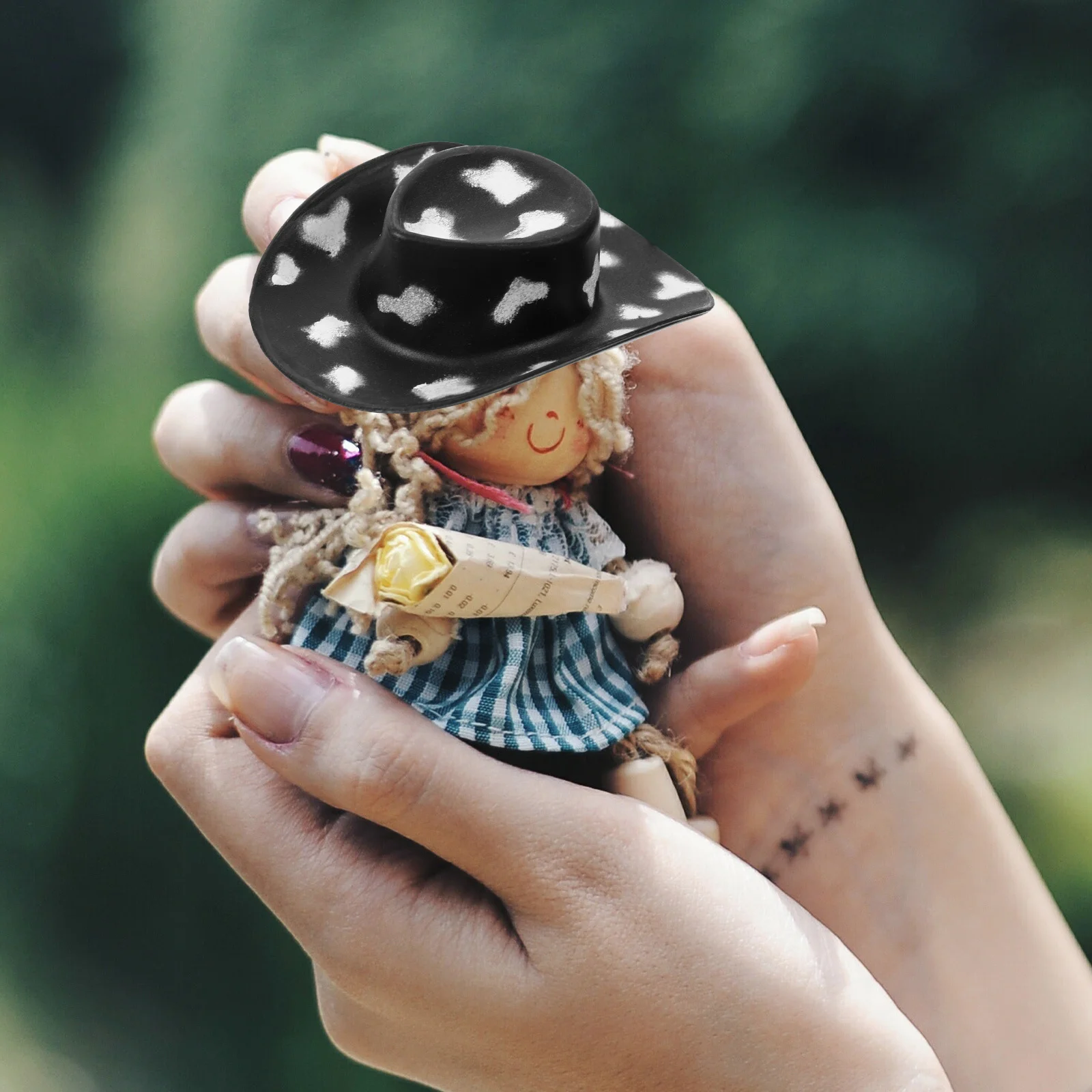 10 szt. Miniaturowe kapelusze kowbojskie, plastikowe małe kapelusze westernowe do rękodzieła DIY, dekoracje na przyjęcia, małe akcesoria dekoracyjne.