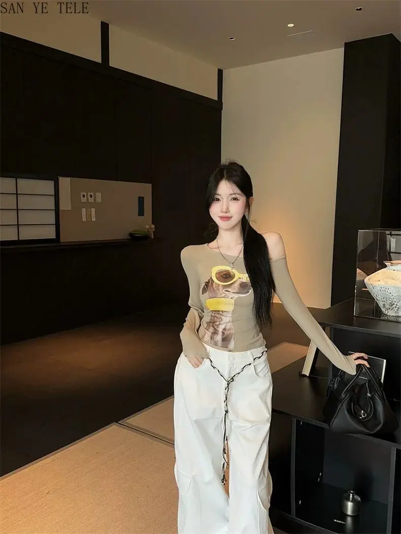 Occhiali di moda T-shirt a maniche lunghe stampata con cane Colletto inclinato da donna con spalle scoperte 2025 Nuovi top dal design unico coreano