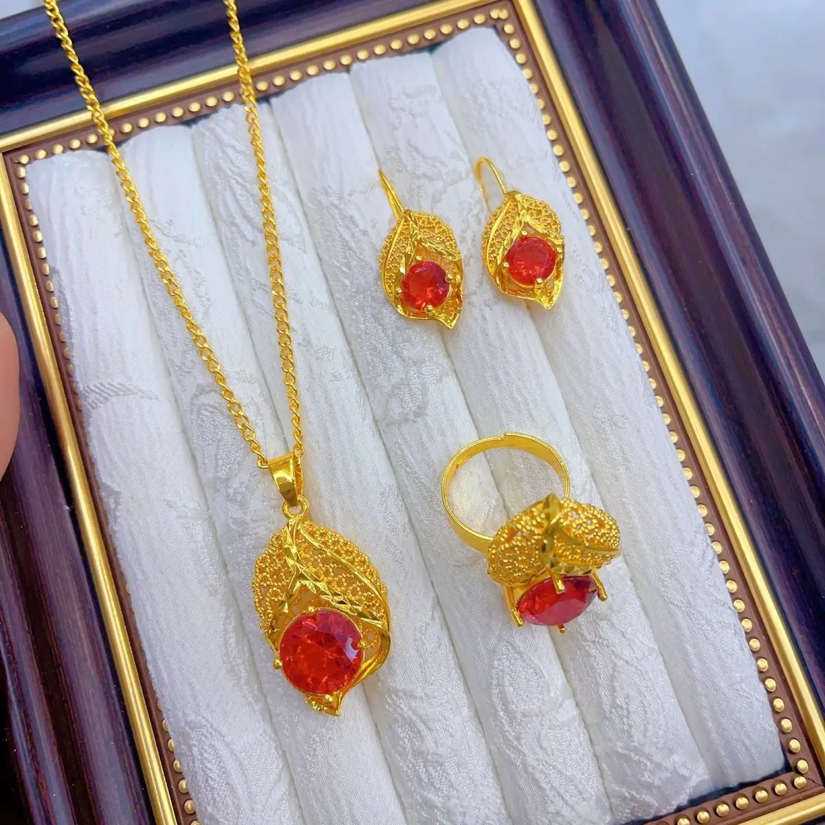 

Новое французское 24-каратное позолоченное ожерелье, серьги, кольца, комплект ювелирных украшений для свадебной помолвки для влюбленных DD10664