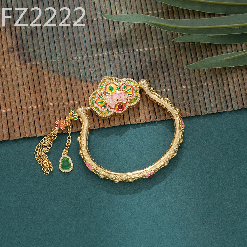 

Retro yellow-gold bracelet, a three-wear court-style classical noble lotus nut lock bag for girlfriend and wife