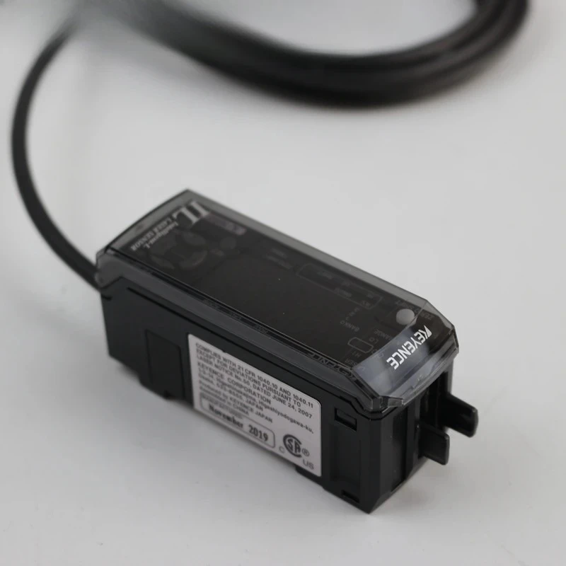 

IL-1000 laser sensor no voltage input 10-30VDC open-collector output NPN PNP can be switched new and original IL-300