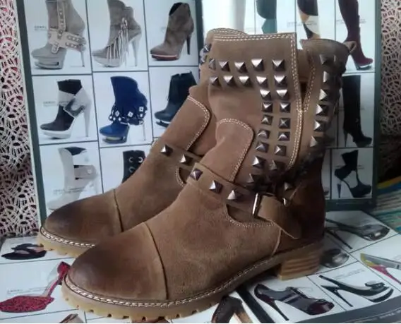 النمط البريطاني الرجعية الكاكي الأسود جلد طبيعي برشام رصع جولة تو مشبك شقة منتصف العجل أحذية النساء المرقعة أحذية بوت قصيرة