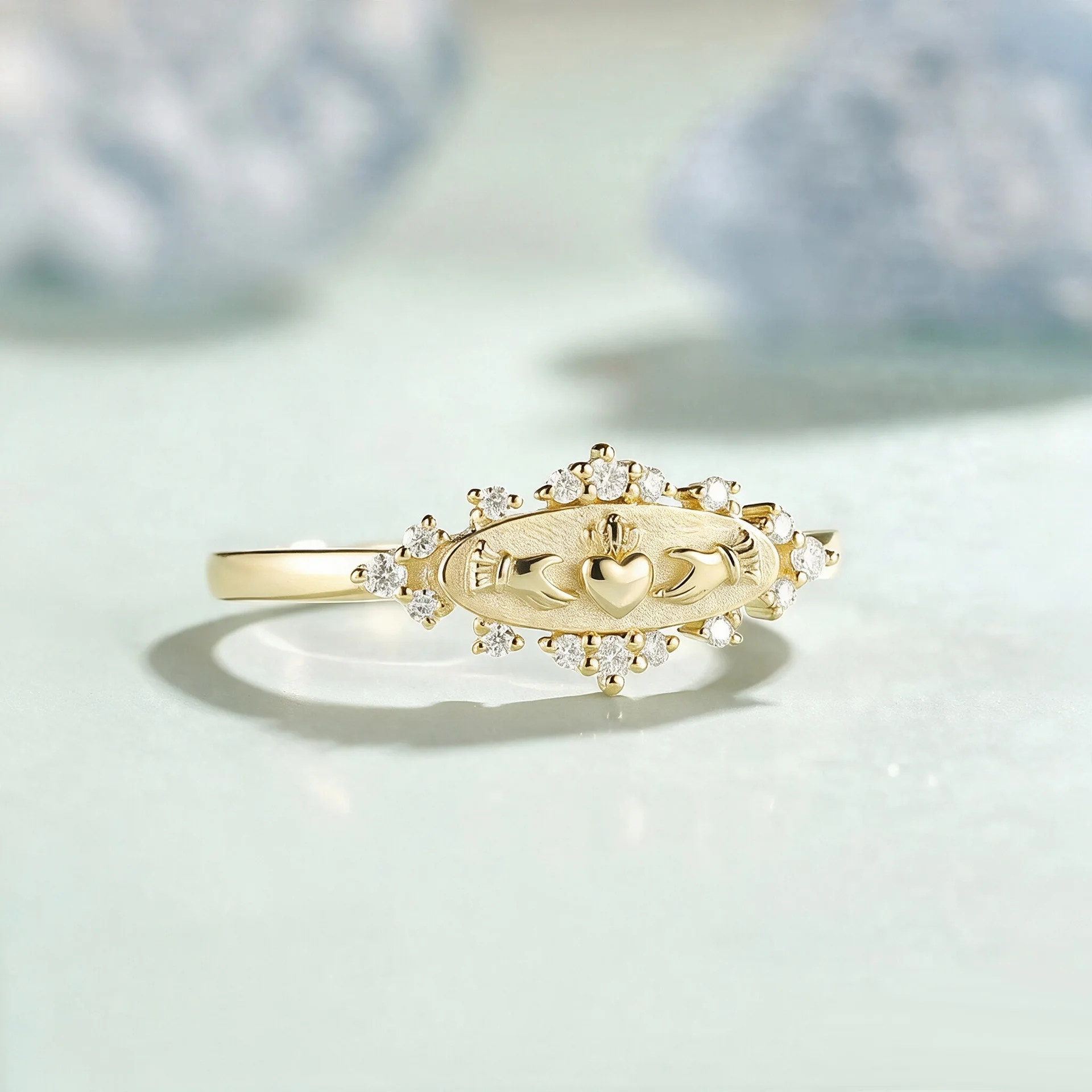 Exquisite 18k Gold Women's Ring - A Fashionable Hand-held Heart-shaped Jewelry Anniversary Gift in Hip-hop Style
