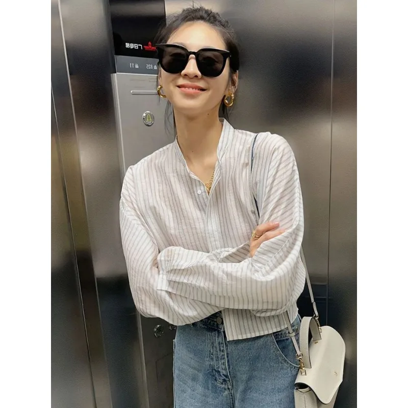 قميص مخطط أبيض فرنسي للنساء للخريف، قميص قصير بياقة واقفة للحماية من الشمس، تصميم أنيق عالي الجودة بأكمام طويلة