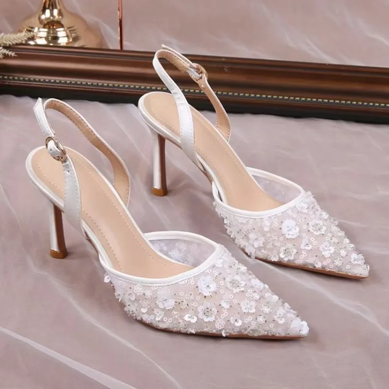 

Брендовые дизайнерские белые женские туфли на высоком каблуке, сетчатые подтяжки с маленьким цветком, сексуальное платье на высоком каблуке с открытой спиной, женские свадебные туфли