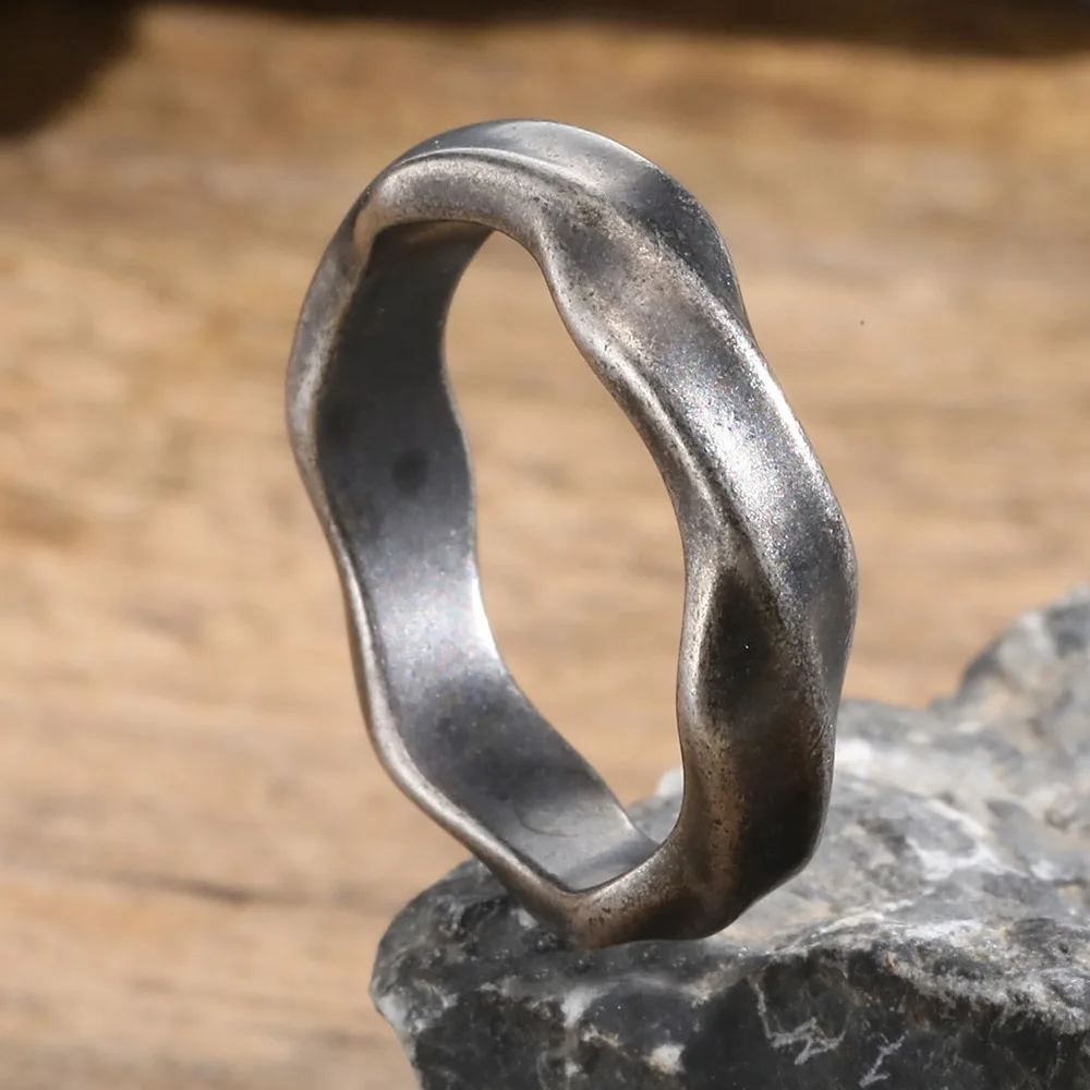 Vnox 2025, neuer Mobius-Ring für Männer und Jungen, oxidiertes, gedrehtes Edelstahl-Fingerband, Retro-Endless-Love-Jubiläumsgeschenk für ihn