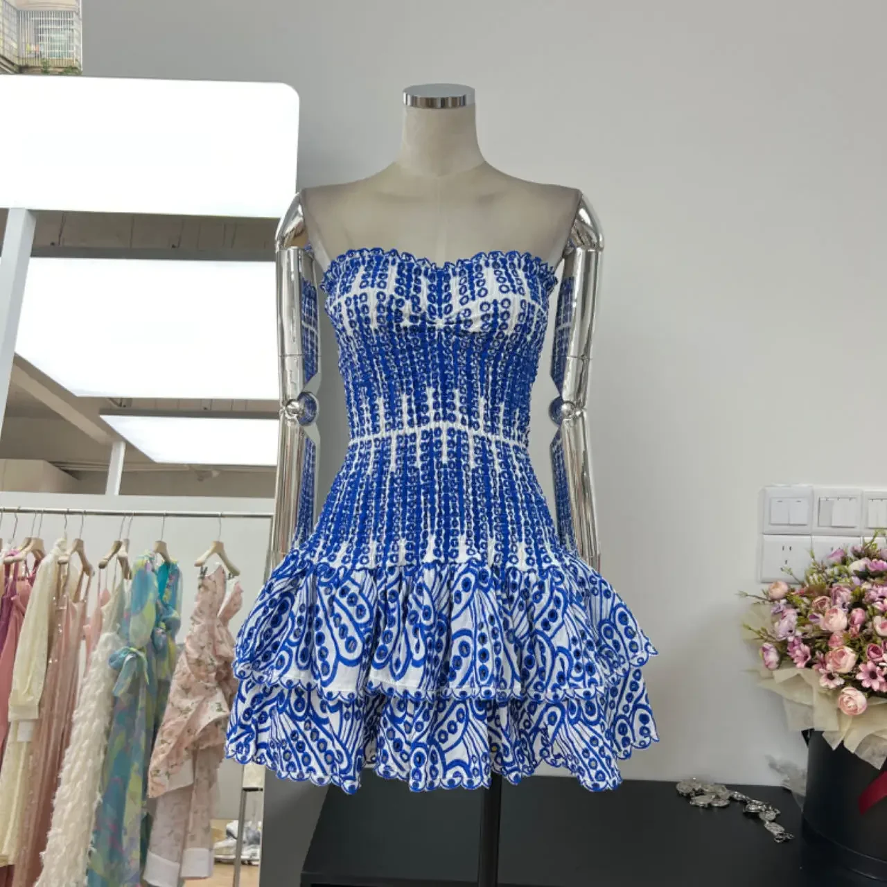 Luksusowe hafty krótkie sukienki z nadrukiem kobiety 2025 letnie wakacje rozciągliwy gorset gorset wzburzyć sukienka z ciastem elegancka impreza Vestidos