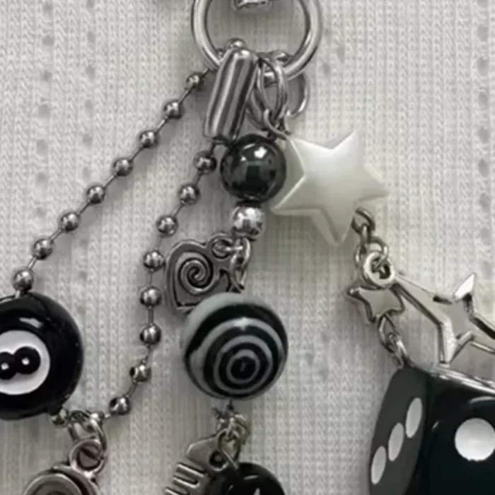 Y2k اليدوية متناثرة Rockstar Gf منفعل أسود أبيض وأسود النرد سلاسل المفاتيح الجرونج مطرز مجوهرات حقيبة قلادة
