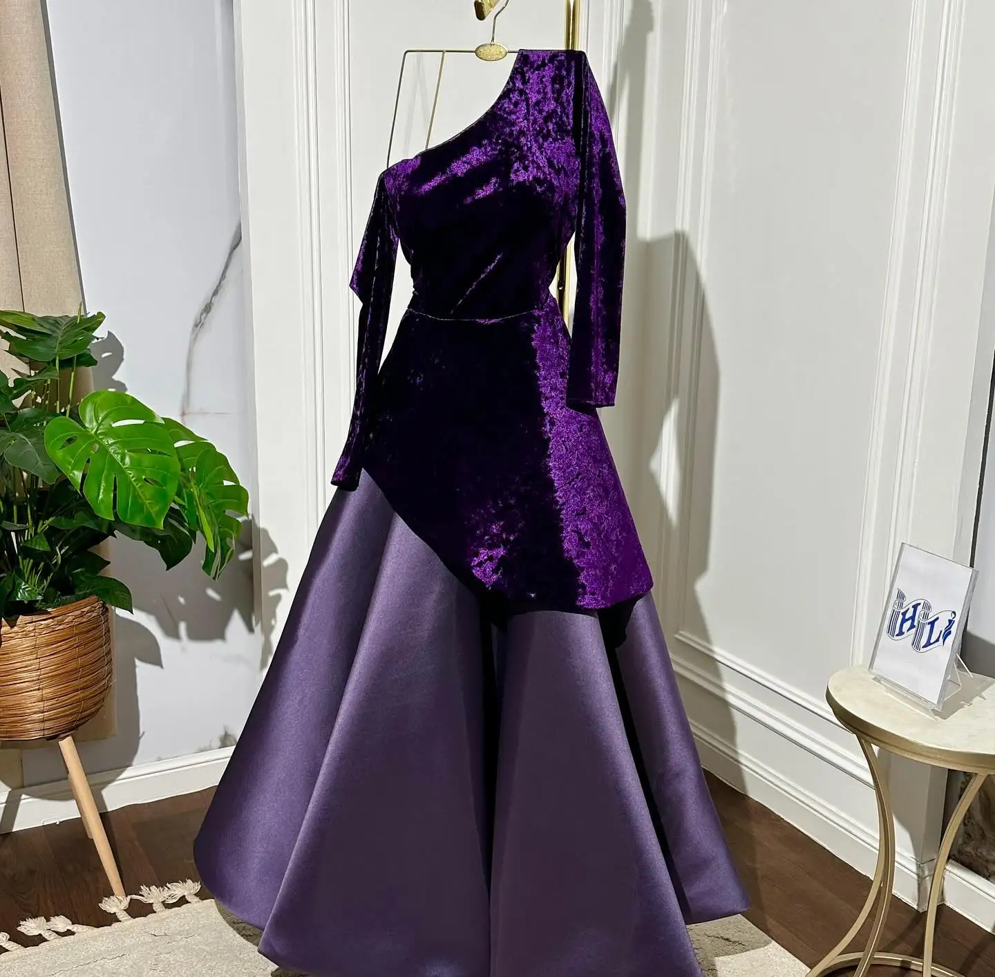 

Customized Graceful Off the Shoulder Long Sleeves Evening Dresses Modern Velvet Pleats Satin Vestido De Noche Vestido De Festa