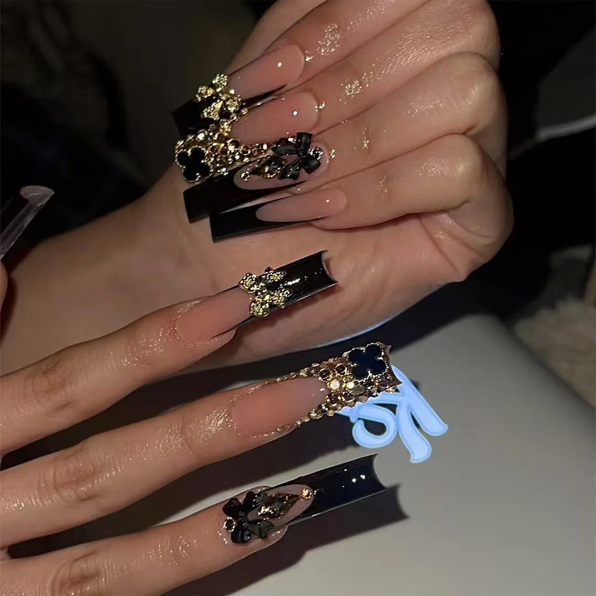 24枚入り ハートパール付き付け爪 花柄ラインストーン付きつけ爪 スイートフレンチネイルアート ロングスクエアフェイクネイル ピンクのリボン付きネイル