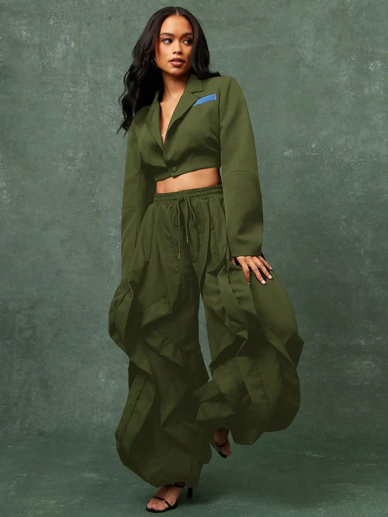 

Комплект: укороченный блейзер оливкового цвета и брюки-джоггеры с рюшами