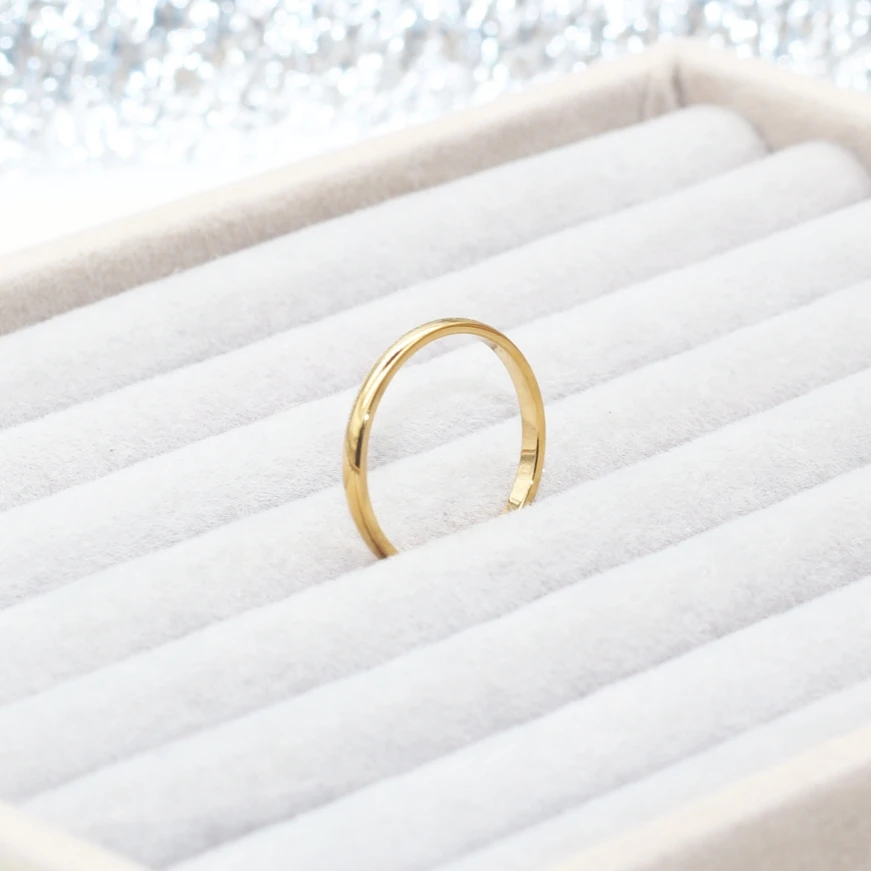 Goldfarbene Edelstahlringe für Damen und Herren, schmal, 2 mm, Accessoires, IP-Beschichtung, kein Ausbleichen, gute Qualität – Detail 6