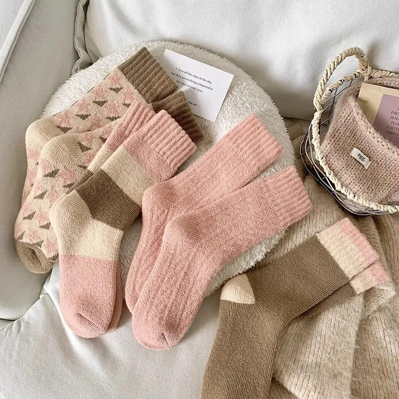 4 Paar Damen-Wintersocken mit dickem Mittelrohr, modische Streifen, warm, Plüsch, weich, bequem, für Zuhause, Outdoor, Freizeit – Detail 5