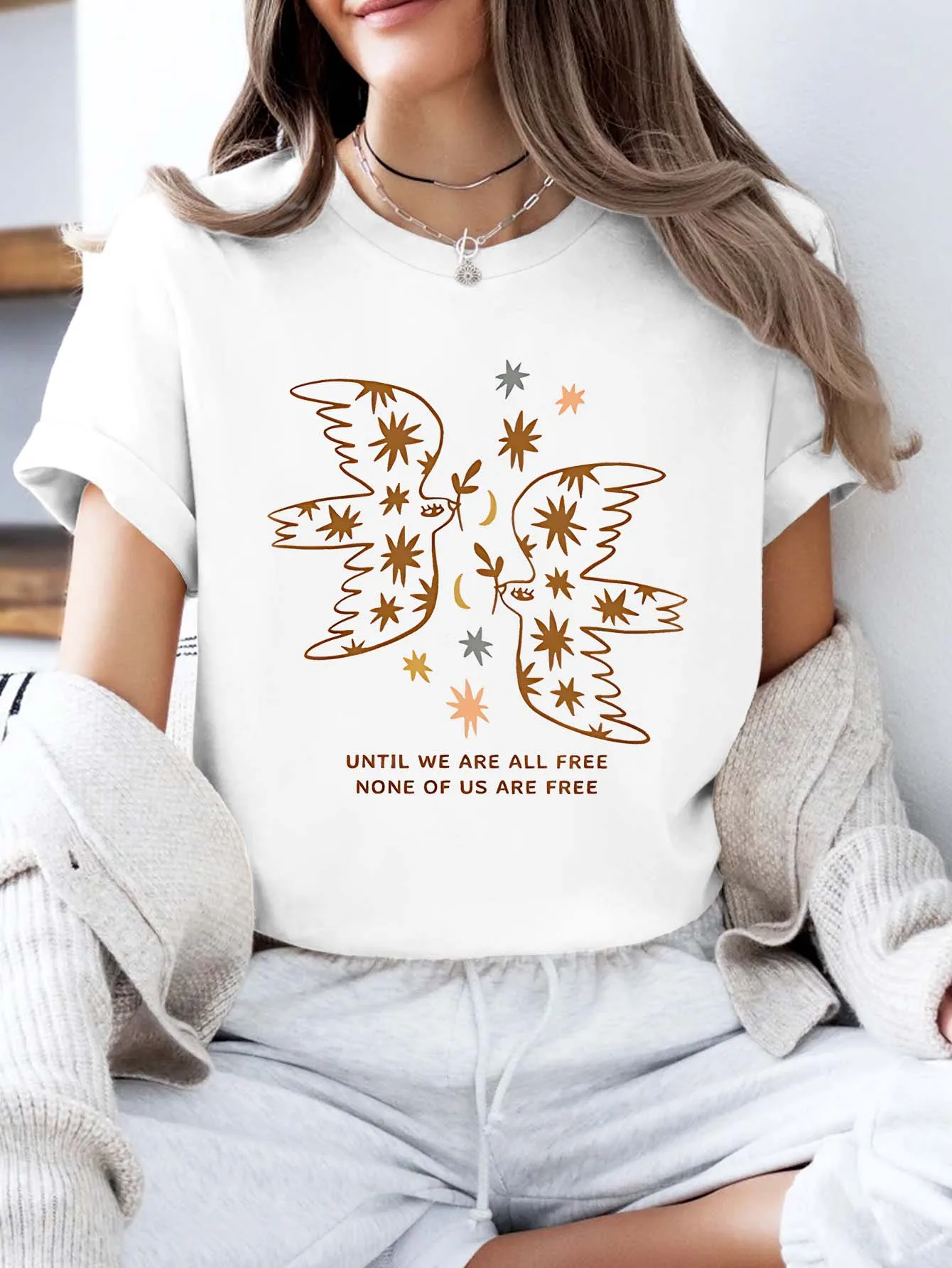 Kaus Grafis Ukuran Besar “UNTIL WE ARE ALL FREE” - Pendek Burung & Bintang Inspirasional - Lengan Pendek