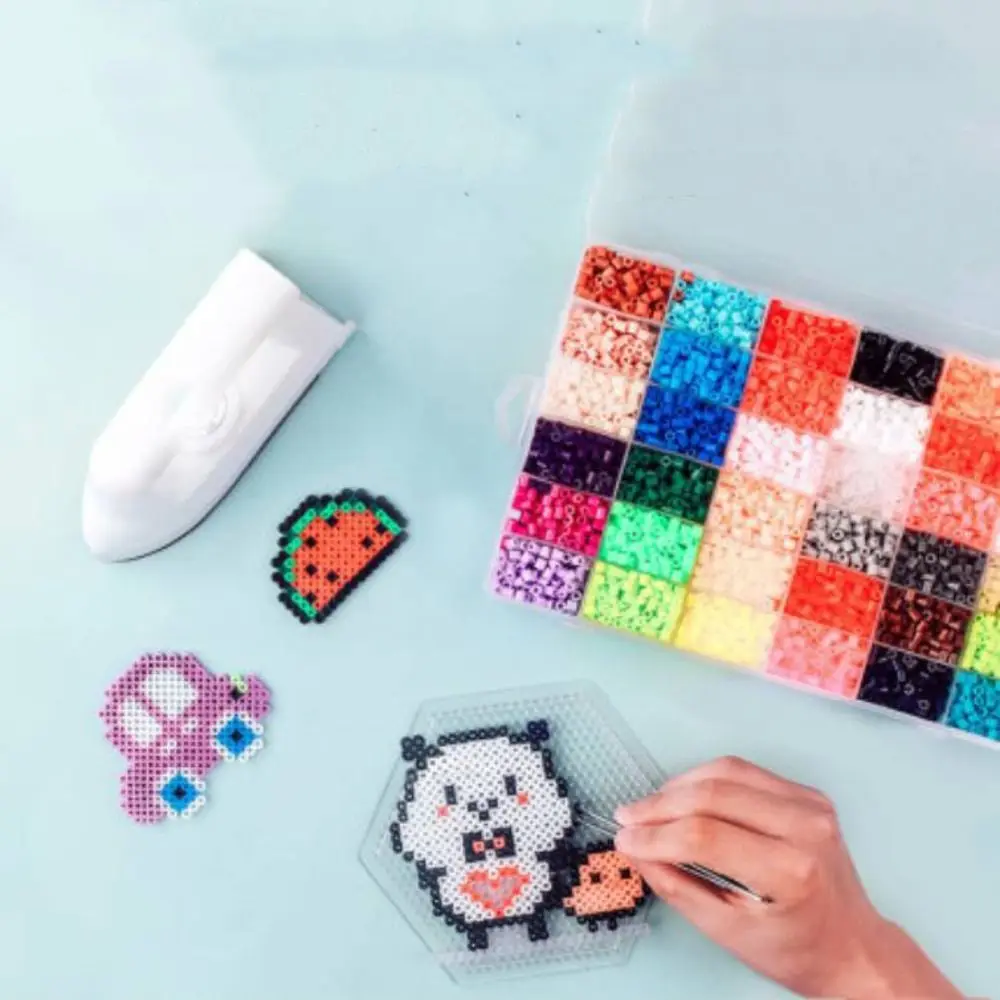 set-di-materiali-colorati-per-gioco-di-composizione-con-fogli-pegboard-e-strumenti-per-applicazione-a-caldo-24-48-colori