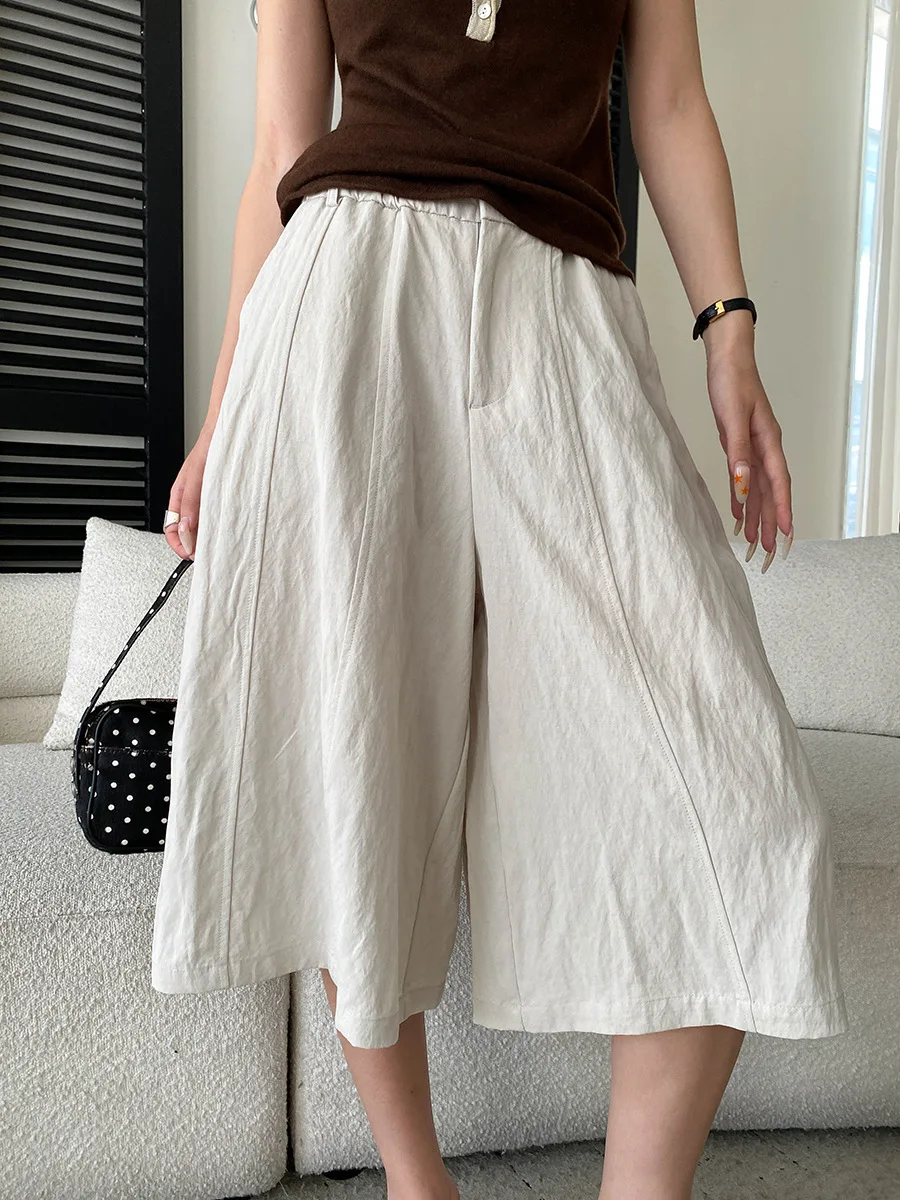 Sommerliche Damen-Freizeithose in einfarbigem Design mit lockerem Schnitt und hohem Bund und weitem Bein. – Detail 17