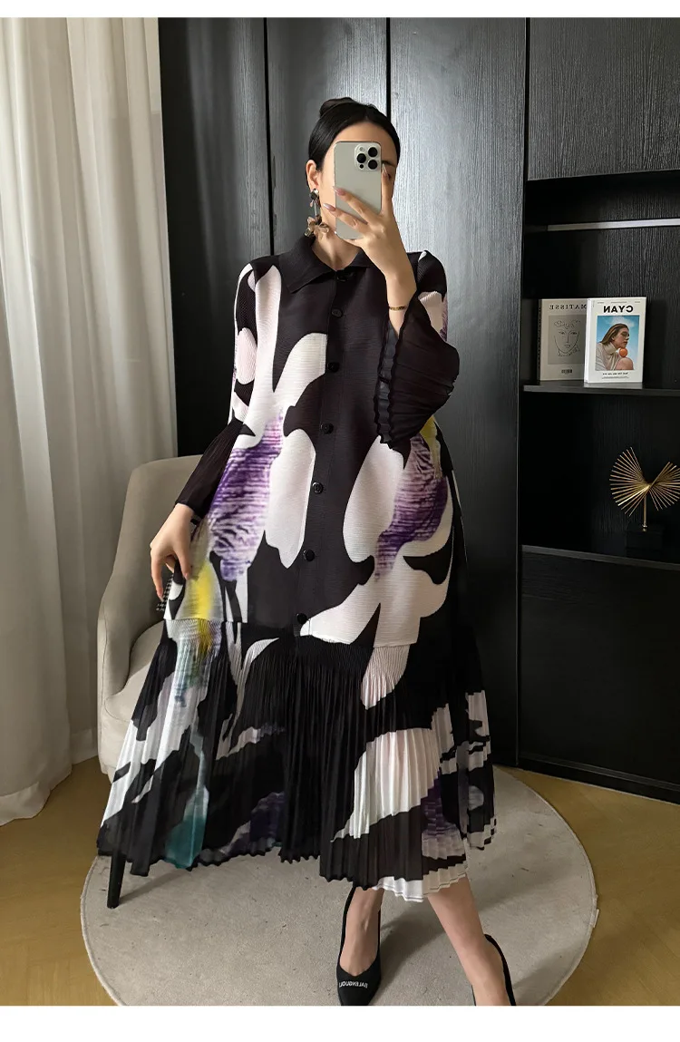 Miyake Plissierter Cardigan mit Knopfleiste, Frühjahr 2024, Neues Damenkleid mit Print, Revers und Blütenknospenärmeln, Sommerliches Damenkleid in Mittellänge – Detail 16