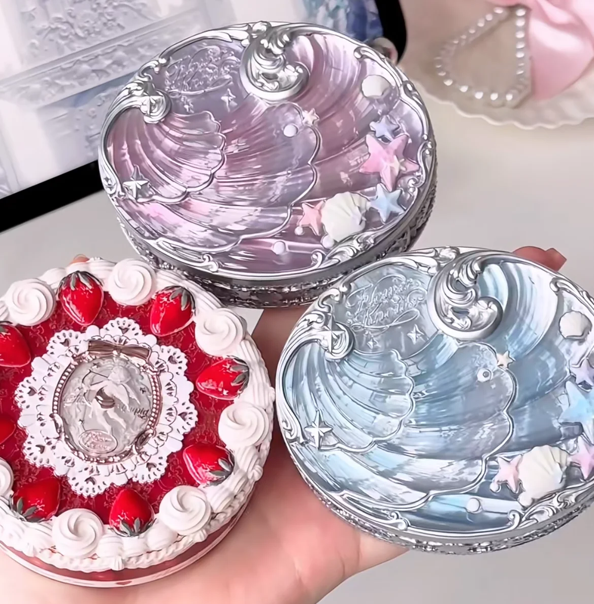 

Flower Knows Shells Jelly Series Натуральная закрепляющая пудра Контроль жирности Водостойкая основа Осветляет кожу Компактная мягкая сухая пудра