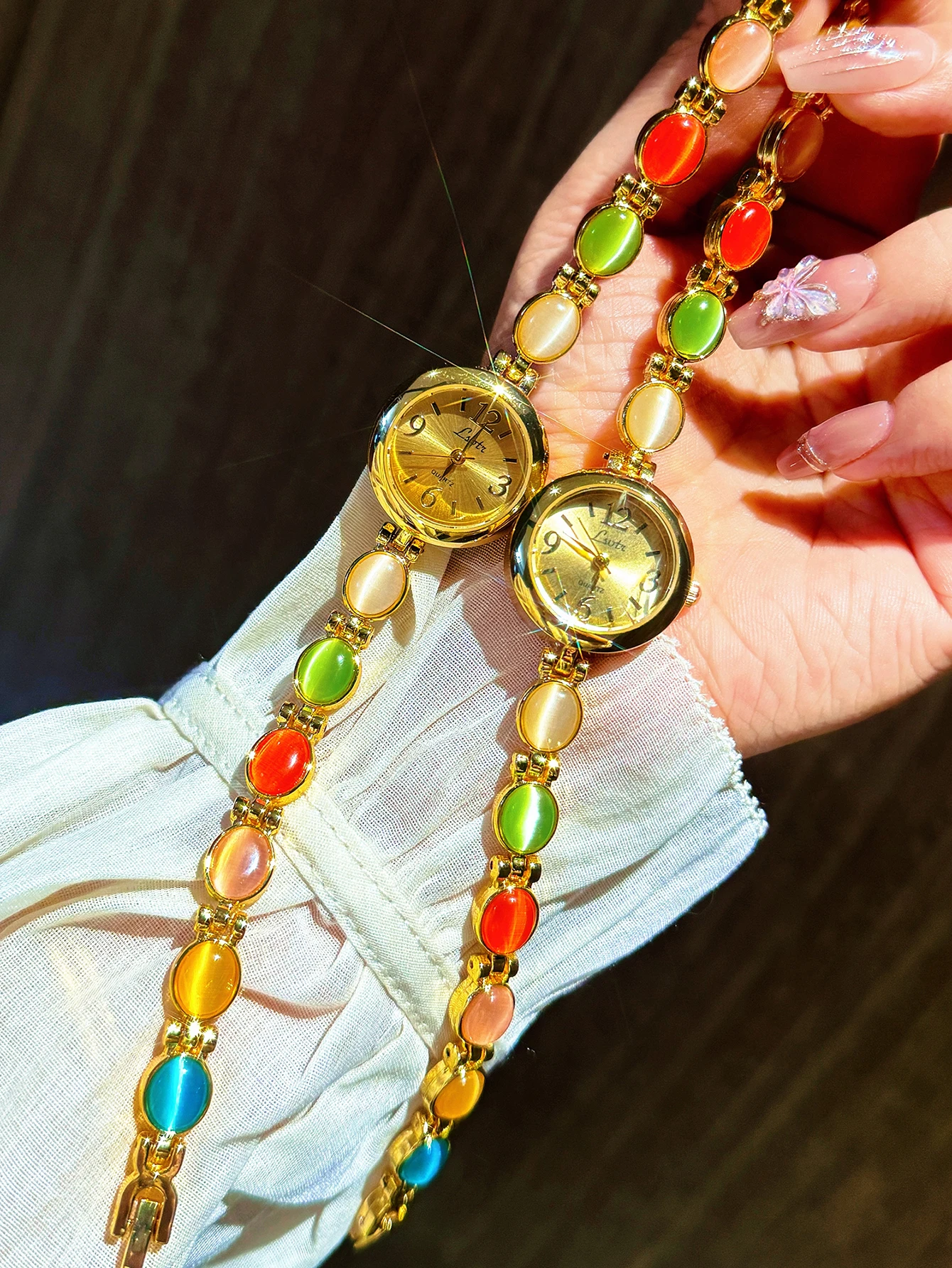 1 Piece of New High-End Colorful Gemstone and Rhinestone Inlaid Light Luxury Retro Elegant Fashion Women's Watch 30m Waterproof, Suitable for Daily Wear and Occasions Such as Parties, Vacations, and Outings to Decorate the Wrist