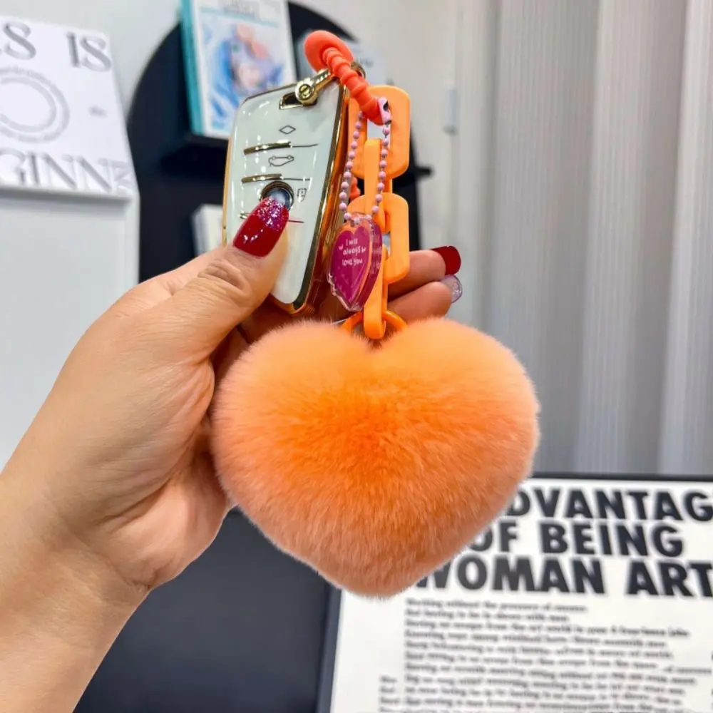 Accessorio per auto Portachiavi con ciondolo a forma di cuore in pelliccia naturale Portachiavi morbido creativo in silicone Regali carini per San Valentino Ragazze Amiche