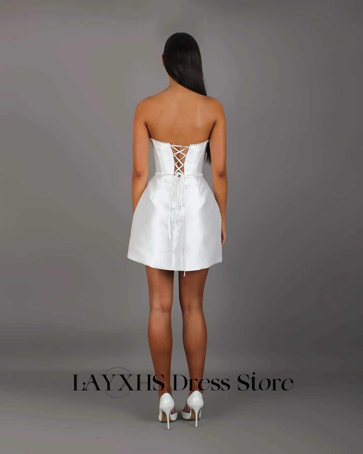 Maßgeschneiderte weiße Perlen trägerlose Ballkleider ärmelloses Satin Mini kurzes Hochzeitskleid Schatz A-Linie Cocktailkleid