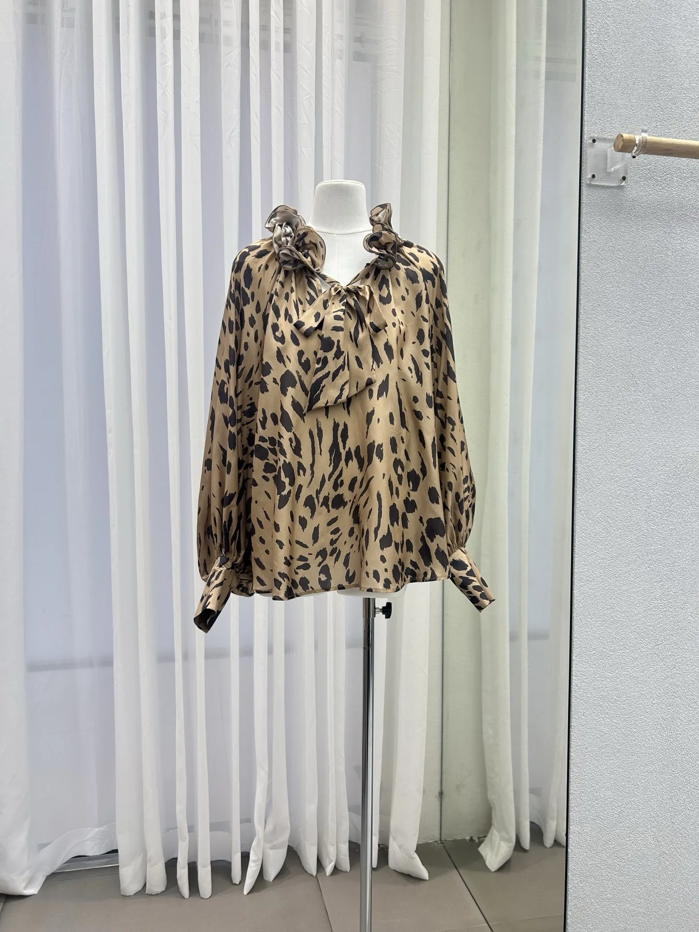 Set da 2 pezzi da donna con stampa leopardata Camicia con maniche a lanterna con colletto con decorazione floreale 3D + pantaloncini in vita elastica Abito vintage in seta 100%