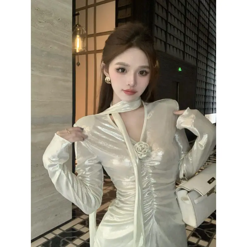 

2024 French Temperament V-neck Pleated Slim Fitting Three-dimensional Flower Long Sleeved Outerwear and Innerwear T-shirt