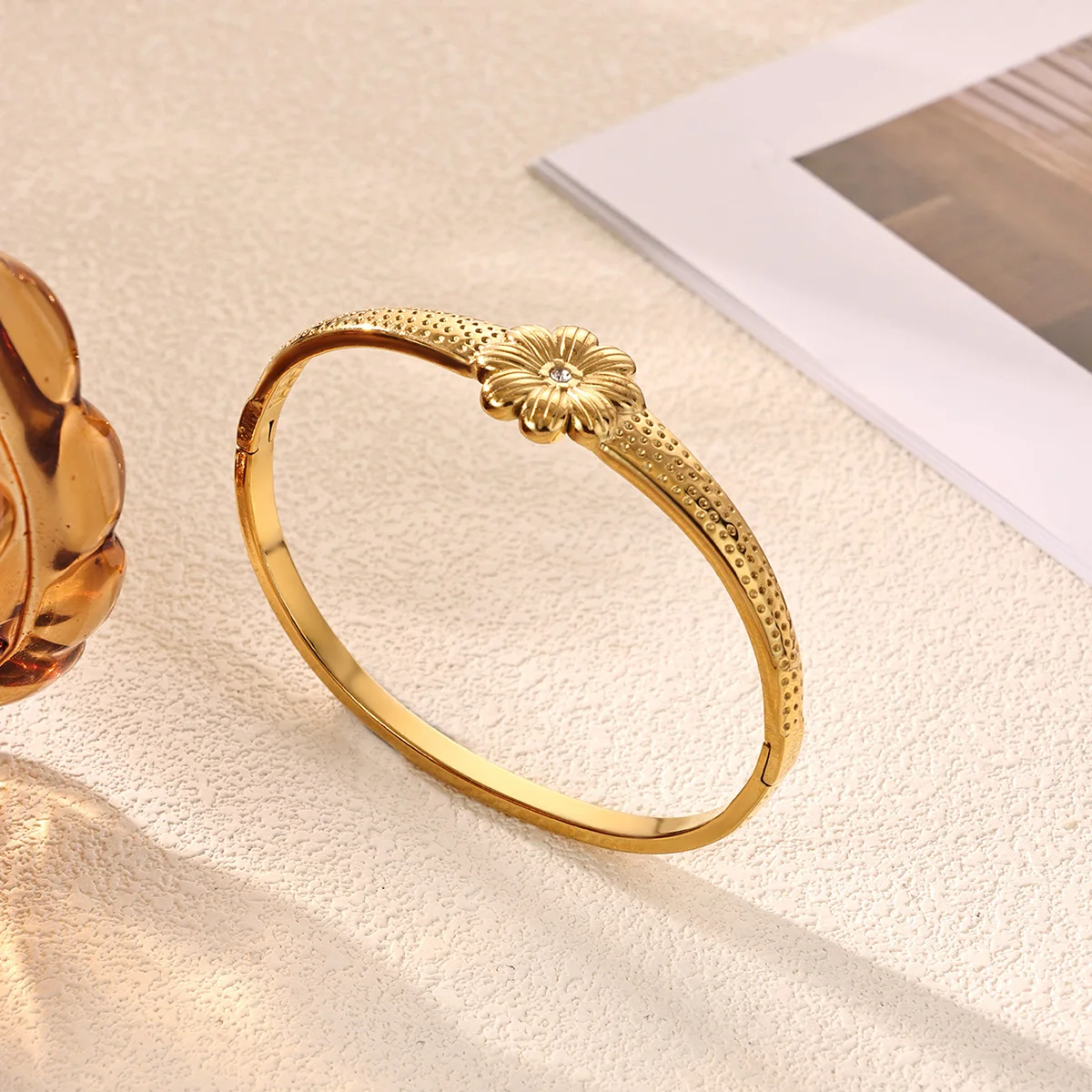 Vintage Luxus Zirkon Blumen Armreif für Damen, Edelstahl, goldfarben, exquisiter Armreif, modischer Punk-Schmuck