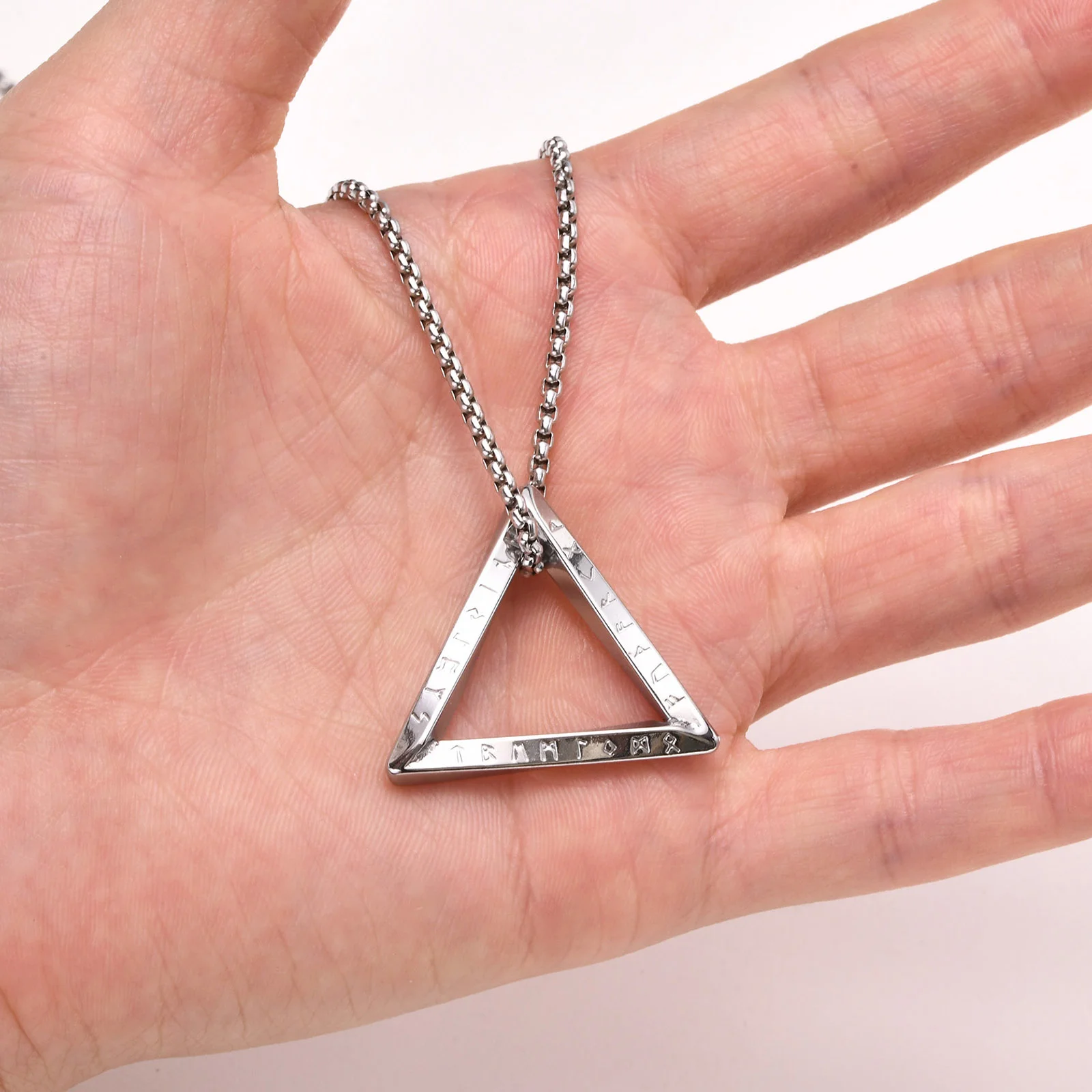 Nordische Wikinger-Halsketten für Herren für Jungen, wasserdichter dreieckiger geometrischer Anhänger aus Edelstahl, Amulett-Kragen, 55/60/70 cm Kastenkette – Detail 3