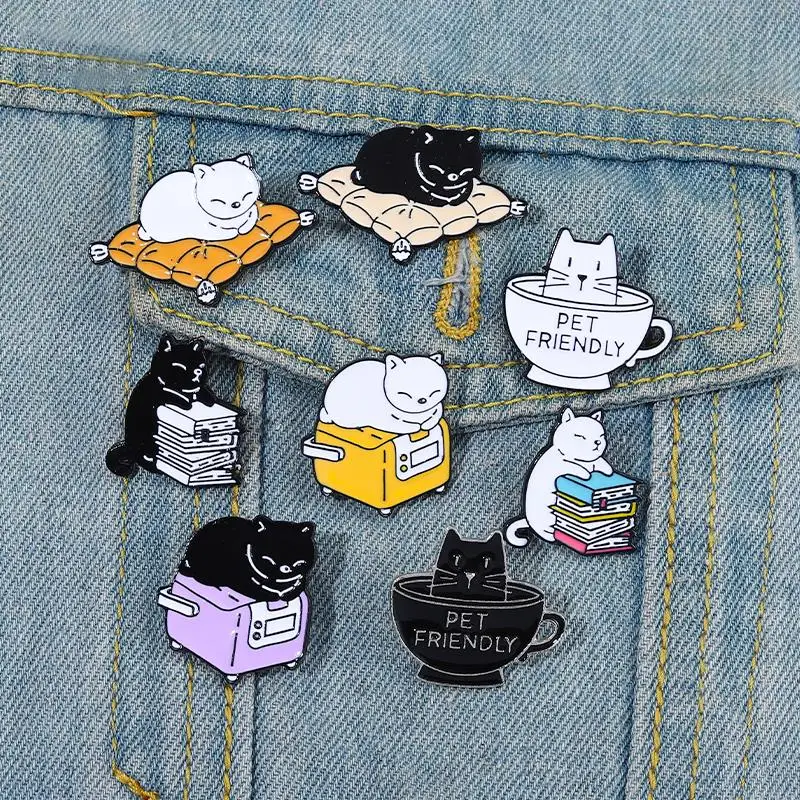 Alfileres personalizados, broches de gatito negro, libros, taza, insignias de solapa, joyería de animales divertidos de dibujos animados, regalo para niños, amigos, gatos traviesos, esmalte