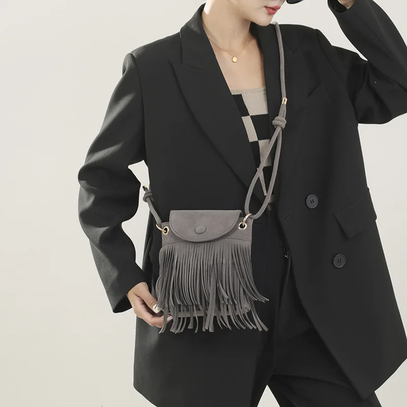 Trendige Leder-Umhängetasche mit Quaste, einfarbig, für Damen, Messenger-Tasche mit Fransen-Design und verstellbarem Riemen, Alltags-Umhängetasche – Detail 8