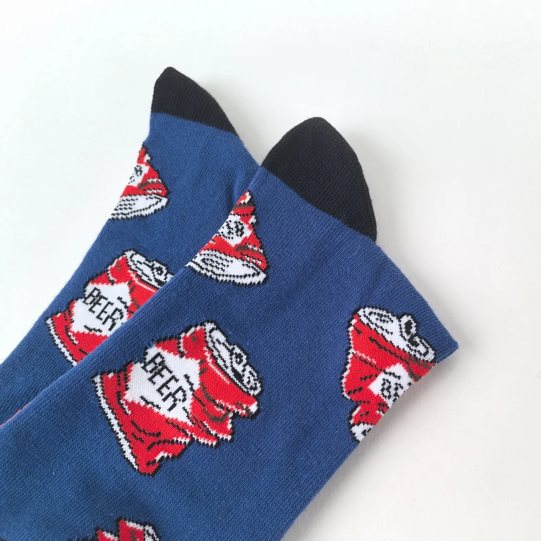 زوج واحد من الجوارب لمنتصف الساق تتميز بتصميم صنز البيرة المطبوعة، مما يزيد من جماليًا مريحًا ومترهلًا.