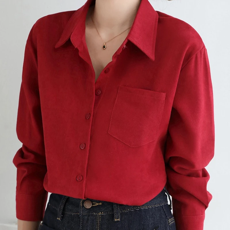 เสื้อเชิ้ตผู้หญิงผ้ากำมะหยี่สีแดงสไตล์วินเทจสำหรับฤดูใบไม้ร่วงและฤดูหนาว กระเป๋าเดียว กระดุมแถวเดียว สไตล์ลำลองสำหรับใส่ทำงานหรือใส่สบายๆ รุ่นใหม่ปี 2025