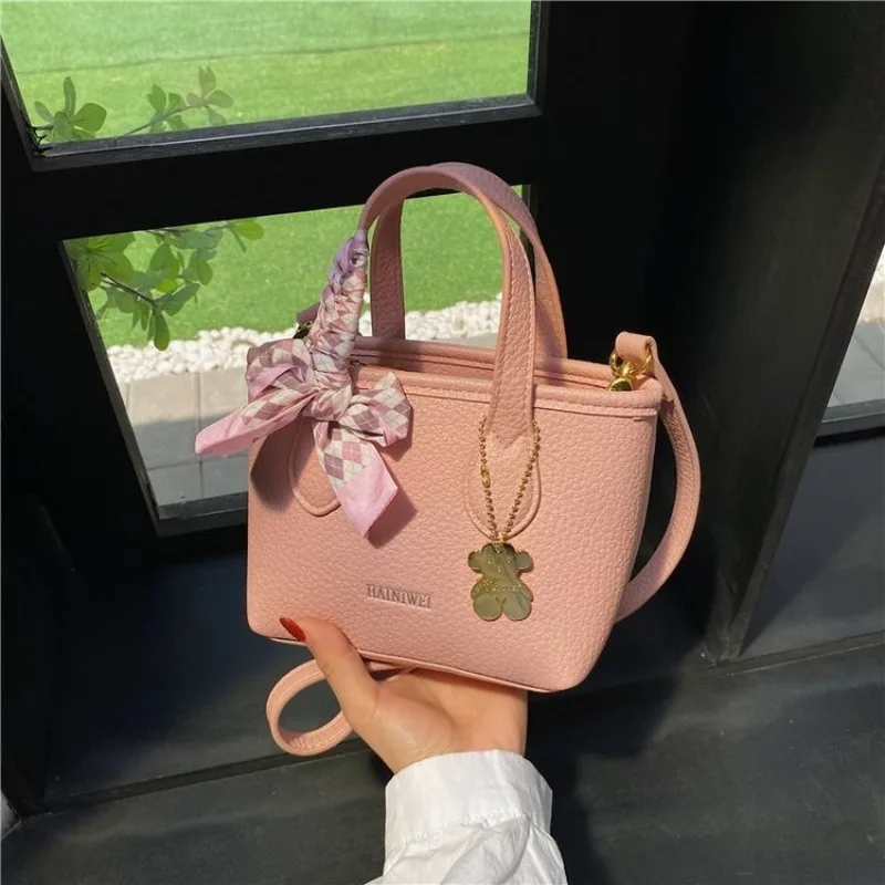 

Fashionable Airport Runway Bag For Women Speed Pocket Design For Last Minute Flights And Quick Travel