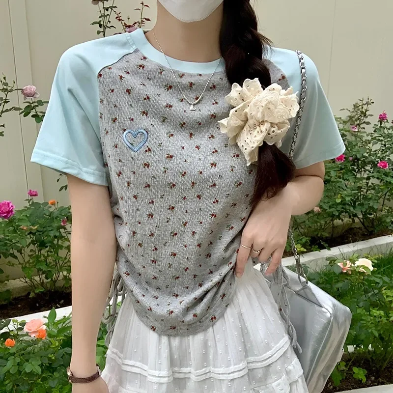 

Футболка с короткими рукавами, лето 2025 г., облегающий короткий топ с вышивкой и круглым вырезом, шикарный милый женский топ в корейском стиле с завязками