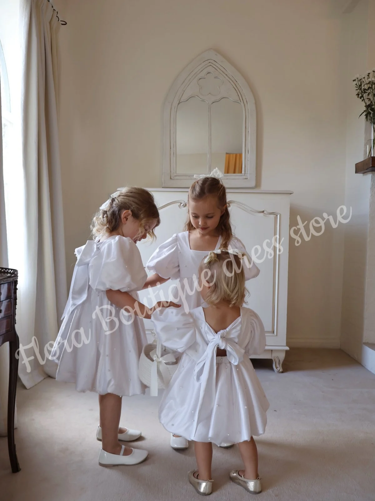 カスタマイズされたサテンパールパフスリーブベビーガールフラワーガールドレス、結婚式、ダンスパフォーマンス、ホリデーのお祝いに