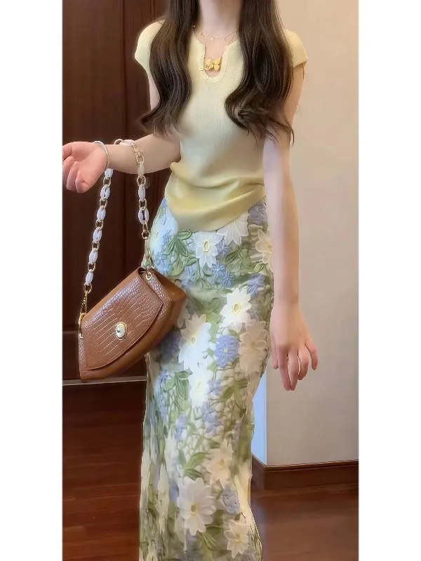 

Unique Floral Knitted Top And Skirt Set Summer 2025 Fashionable Two-Piece Ensemble for Young Women V-Neck Short Sleeve Long P...