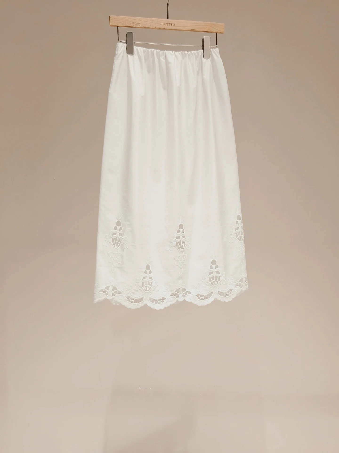 

Элегантная и удобная юбка А-силуэта Duetto Small с вышивкой жасмином, лазерной рельефной отделкой и ажурными элементами, из шелка и хлопка, с высокой талией