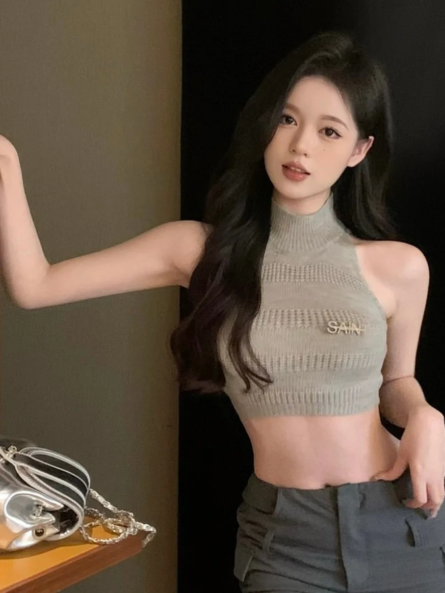 Top Corto Ajustado con Cuello Bellovi, Sin Mangas, Estilo Versátil para el Trabajo, Sin Marca Registrada, Hecho en China, Verano